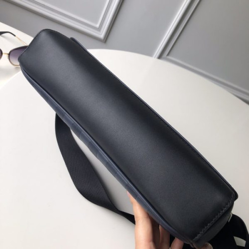 l0*is-V*t0n-messenger-bag-3