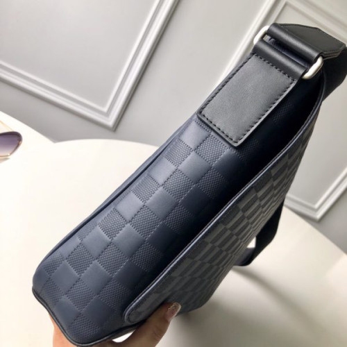 l0*is-V*t0n-messenger-bag-3